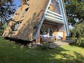 Hausansicht mit Terrasse - 3 Zimmer Einfamilienhaus in Ahrenshoop