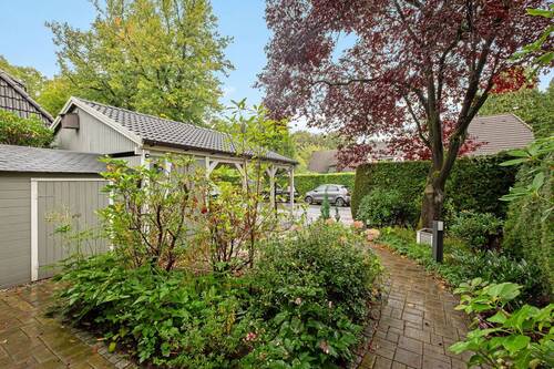 Vorgarten mit Zuwegung zum Haus - 