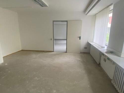 Zimmer vorn rechts Blick zu Raum 1.jpeg - 