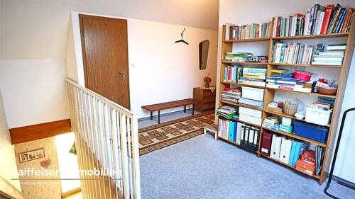 RAIBA IMMO - Wohnen am Sonnenhang 1 - Treppenaufgang Flur OG - 