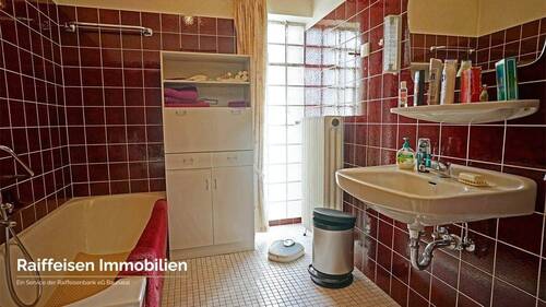 RAIBA IMMO - Wohnen am Sonnenhang 1 - Badezimmer rot - 
