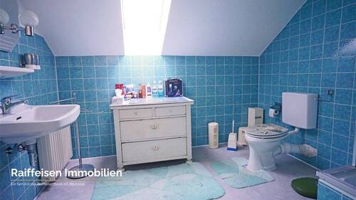 RAIBA IMMO - Wohnen am Sonnenhang 1 - Badezimmer blau OG - 
