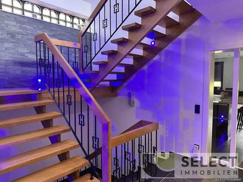 Flur mit Treppenhaus - 7 Zimmer Mehrfamilienhaus, Wohnhaus in Püttlingen