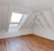 Erstbezug nach hochwertiger Sanierung: Lichtdurchflutete Dachgeschosswohnung in Frankfurt Heddernheim - Frankfurt am Main