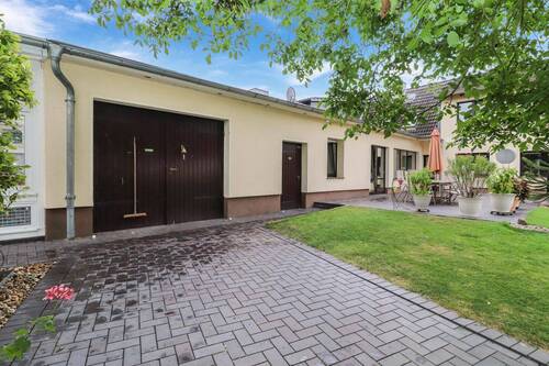 Nebengebäude mit Garage - 