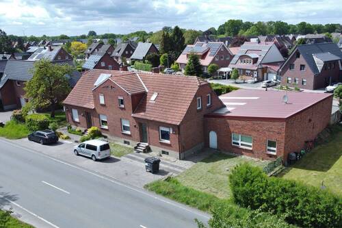 Straßenansicht rechts - Vermietetes Doppelhaus mit Halle, Garagen & Lackierkammer