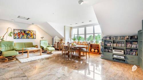 Wohnzimmer 1 - Hochwertige Dachgeschosswohnung mit Dachboden und Doppelgarage (optional) in Top Lage