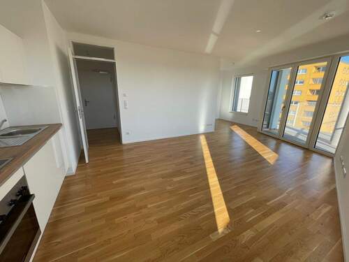 Wohn-/Ess-/Schlafbereich - Sofort bezugsfreie 1-Zimmer-Wohnung mit Ausblick über Erlangen
