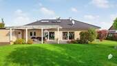 Außenansicht 3 - Familien-Idylle: 4-Zimmer-Einfamilienhaus im Bungalow-Stil mit traumhaftem Garten