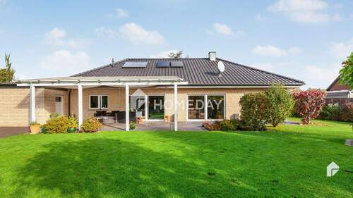 Außenansicht 3 - Familien-Idylle: 4-Zimmer-Einfamilienhaus im Bungalow-Stil mit traumhaftem Garten