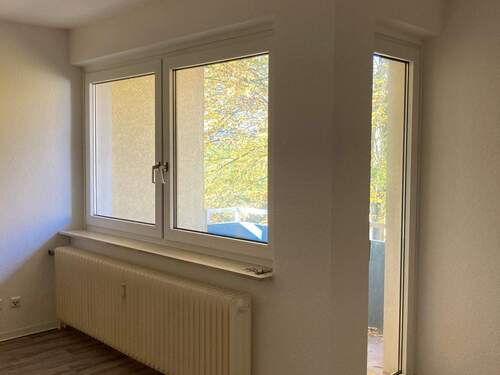 Wohnzimmer Zugang zur Loggia.JPG - Hübsche 2-Zimmer-Wohnung mit Balkon im 1.OG in EIMBECKHAUSEN.