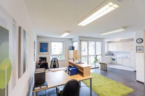 Wohn- und Esszimmer mit Küche - 3 Zimmer Etagenwohnung in Rüsselsheim