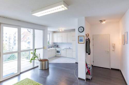 Küche und Eingangsbereich - Etagenwohnung mit 78,00 m² in Rüsselsheim zum Kaufen