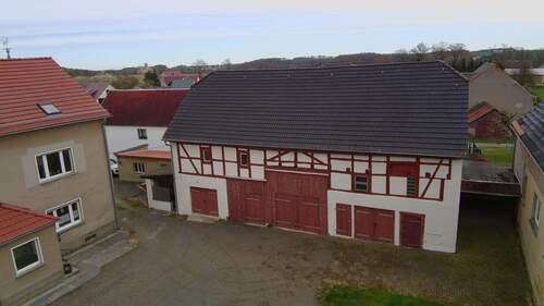 Hausansicht und Grundstück - 