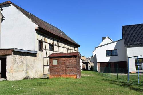 Hausansicht und Grundstück - 