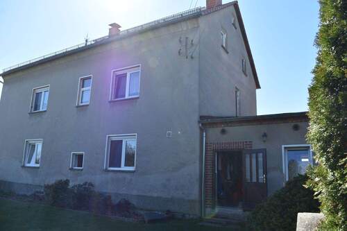 Hausansicht und Grundstück - 