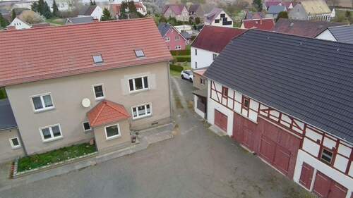 Hausansicht und Grundstück - 