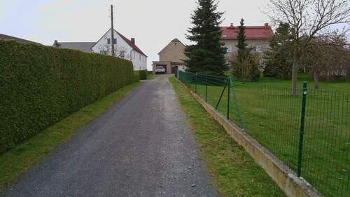 Hausansicht und Grundstück - 