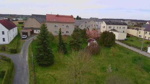 Hausansicht und Grundstück - 