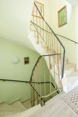Treppe zum Keller und zum DG - 