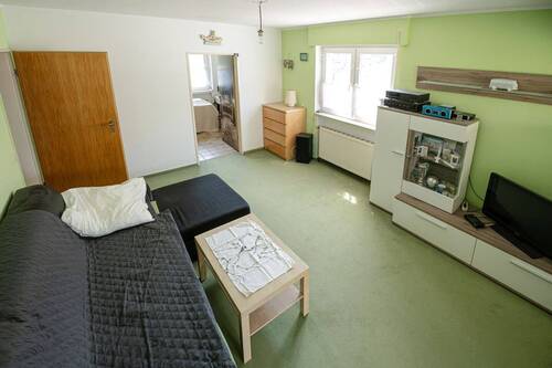 Wohnzimmer in Einliegerwohnung mit Zugang zur Küche - 
