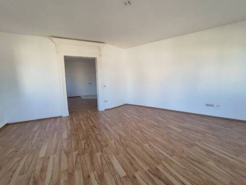 Wohnzimmer mit Blick zur Küche - Etagenwohnung mit 107,50 m² in Löbau zur Miete