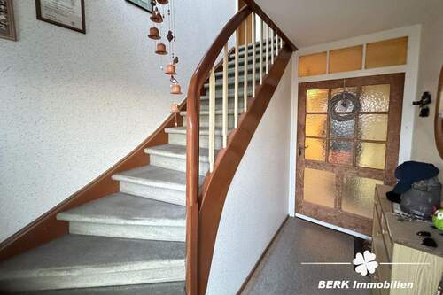 Treppenaufgang EG - 8 Zimmer Einfamilienhaus in Miltenberg