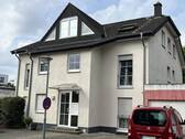 Frontansicht 1 - 2-Zimmer-Eigentumswohnung mit Balkon und PKW-Stellplatz im 1.OG eines 5-Parteien-Hauses