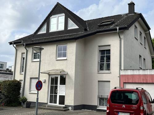 Frontansicht 1 - 2-Zimmer-Eigentumswohnung mit Balkon und PKW-Stellplatz im 1.OG eines 5-Parteien-Hauses