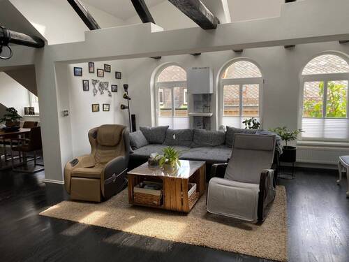 Wohnzimmer - Eleganz trifft Komfort - Traumhafte 4-Zimmer-Galeriewohnung mit Sauna in Fürth