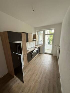 PHOTO-2025-07-07-17-38-20 - Großzügige 3-Zimmer mit Laminat, Wanne, Balkon, EBK und Stellplatz!