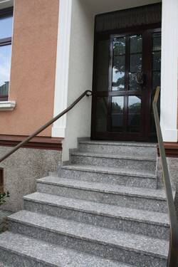 Treppenaufgang zum Hauseingang - 7 Zimmer Einfamilienhaus zum Kaufen in Herne