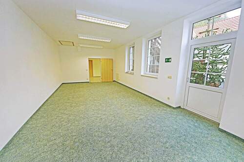 großes Zimmer EG mit Zugang zum Hof - 