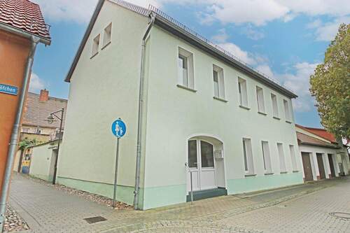 Hausansicht / Straßensenseite - 8 Zimmer Mehrfamilienhaus, Wohnhaus zum Kaufen in Jessen (Elster)