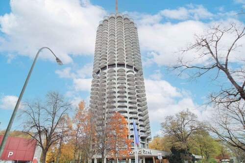 Außenansicht - Einmalige Gelegenheit: 1-Zimmer-Wohnung im Hotelturm Augsburg, 24. Stock mit Balkon.