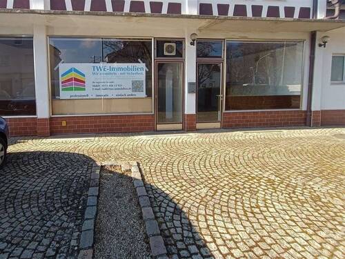 Frontansicht mit Parkplätzen und Eingang - *TOP-VERKEHRSLAGE* SOFORT MIETBAR FriseurBüroPraxisAusstellungsfläche