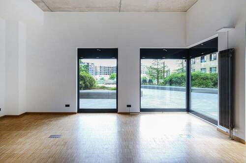 Raum mit bodentiefer Fensterfront - 2 Zimmer Etagenwohnung in Berlin