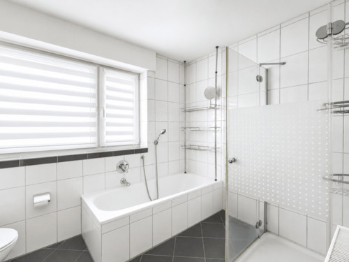 Großzügig mit Wanne und Dusche - 