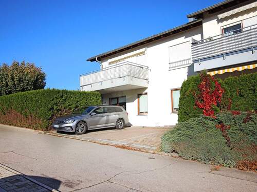 Hausansicht mit Stellplatz - 