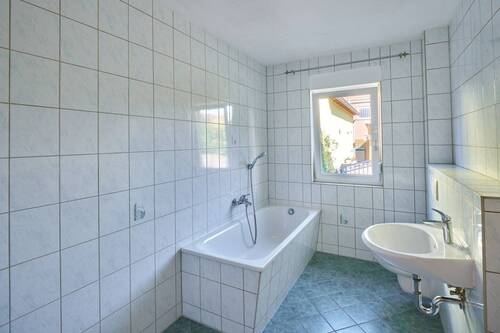Badezimmer mit Badewanne im EG - 