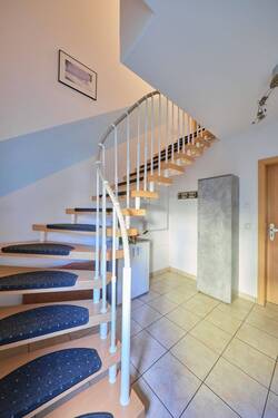 Treppenhaus mit Eingangsbereich - 