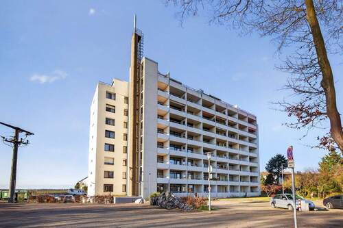 Hausansicht - Großzügige 4-Zimmer-Wohnung mit zwei Loggien, zwei Bädern und zwei Stellplätzen in Graben-Neudorf