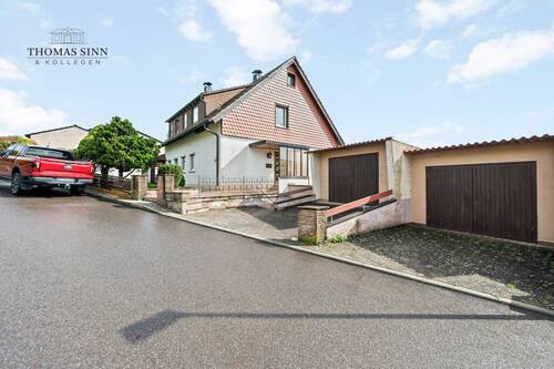 Hausansicht mit Garagen - 6 Zimmer Mehrfamilienhaus, Wohnhaus zum Kaufen in Massenbachhausen