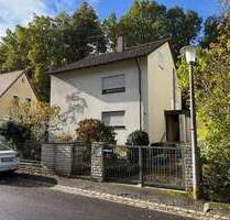 Geräumiges Einfamilienhaus im Dornröschenschlaf sucht neuen Besitzer - Ruhige Lage in Roßtal