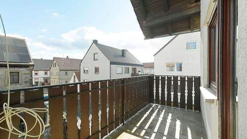 Balkon Richtung Straße - 