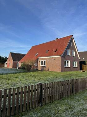 Hausansicht - Haushälfte in ruhiger Lage mit herrlichem Blick ins Grüne!