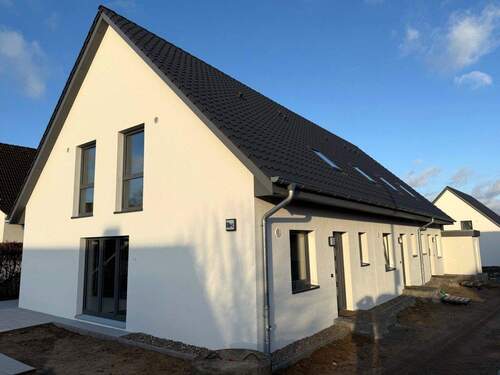 Ansicht - ...Neubau Erstbezug! Attraktives und modernes Reihenhaus mit S- W Terrasse und zwei Stellplätzen