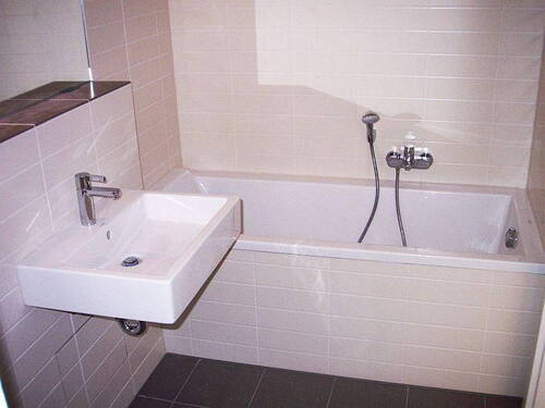 großes Wannenduschbad - 