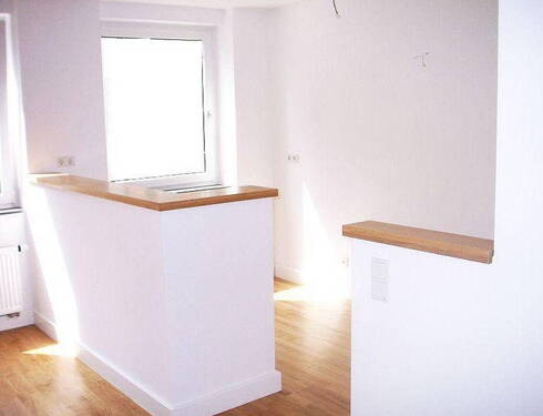 Küche mit Massivbau-Theke - 3 Zimmer Terrassenwohnung in Köln