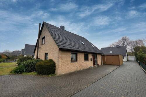 Ansicht mit Zufahrt - 5 Zimmer Einfamilienhaus in Sereetz